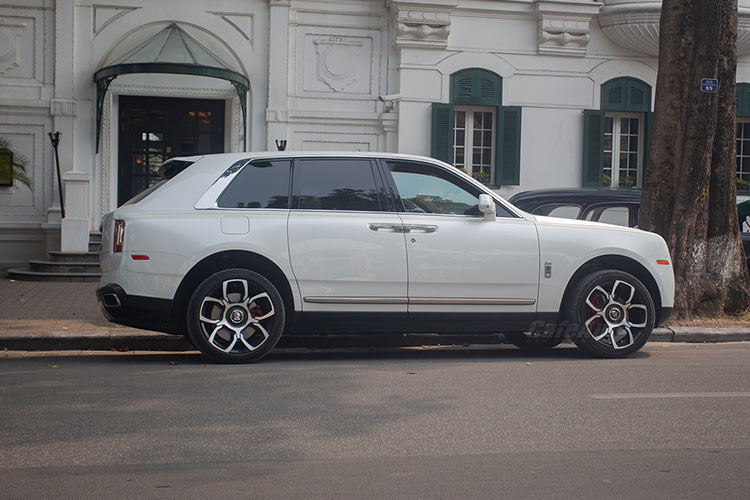 Ngoại thất của siêu SUV Rolls-Royce Cullinan là dáng vẻ bề thế khác biệt những dòng xe khác đang có mặt ở Việt Nam. Phần đầu xe vẫn là hệ thống lưới tản nhiệt mạ crom không khác nhiều so với “người anh em” Phantom, khu vực này cũng được tích hợp camera quan sát phía trước, biểu tượng Spirit of Ecstasy được chế tác thủ công cũng xuất hiện như thường lệ và có thể hạ xuống. Đèn pha của Rolls-Royce Cullinan vẫn mang phong cách thiết kế hình chữ nhật quen thuộc với hệ thống bóng LED.