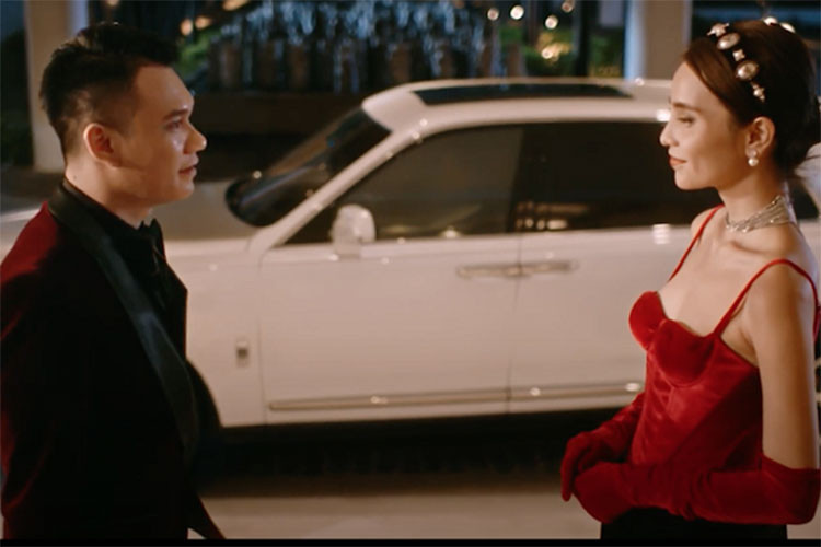 Xuất hiện trong MV từ phân cảnh 1 phút 42, chiếc SUV Anh quốc đắt tiền nhanh chóng thu hút sự chú ý bởi kích thước đồ sộ và màu sơn trắng sang trọng. Đây là mẫu xe SUV Rolls-Royce Cullinan siêu sang, có chiều dài × rộng × cao lần lượt là 5.341 × 2.164 × 1.835 mm cùng chiều dài cơ cở 3.295 mm. Nhờ đó, xe dễ tạo nổi bật không chỉ trong MV mà còn cả ngoài đời thực.