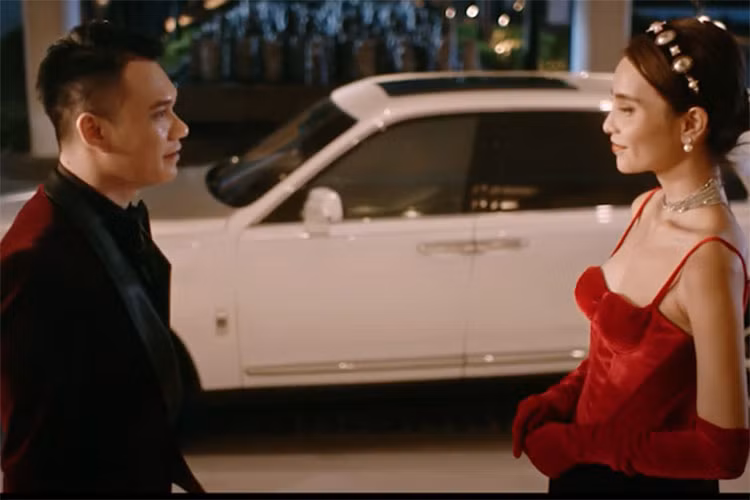 Xuất hiện trong MV từ phân cảnh 1 phút 42, chiếc SUV Anh quốc đắt tiền nhanh chóng thu hút sự chú ý bởi kích thước đồ sộ và màu sơn trắng sang trọng. Đây là mẫu xe SUV Rolls-Royce Cullinan siêu sang, có chiều dài × rộng × cao lần lượt là 5.341 × 2.164 × 1.835 mm cùng chiều dài cơ cở 3.295 mm. Nhờ đó, xe dễ tạo nổi bật không chỉ trong MV mà còn cả ngoài đời thực.