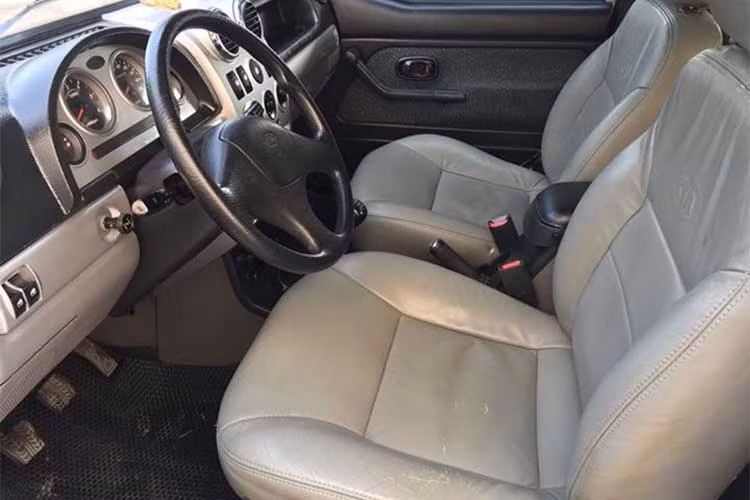 Hệ thống ghế lái của xe được bọc da, các chi tiết nội thất ốp nhựa trần đơn giản. Buồng sau của Kia Retona trống trải dùng để trở hàng với đặc điểm kính chắn gió có thanh chắn như các xe tải VAN hiện hành.