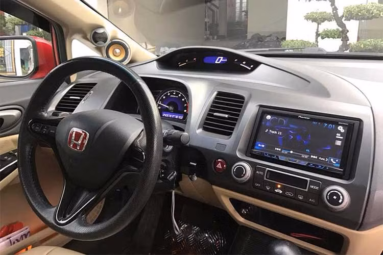 Không chỉ được độ lại phần ngoại hình mà trang bị bên trong nội thất của chiếc xe này cũng rất đặc biệt, nổi bật nhất là hệ thống âm thanh với dàn loa khủng của Focal, công suất âm thanh lớn được khoe qua bộ loa cao cấp ở cốp sau, đi kèm là bộ xử lý tín hiệu âm thanh Audison và đầu phát hiệu Pionneer cho chất lượng âm thanh tốt nhất.