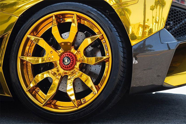 Là một fan trung thành của dòng giày Nike Air, Chris Brown cũng đã từng trang trí một chiếc siêu xe Lamborghini Aventador mạ vàng này theo họa tiết rằn ri camo theo đôi giày mà anh yêu thích. Trên chiếc Aventador màu vàng này, một lần nữa logo của Nike lại xuất hiện ở 2 bên cửa xe.