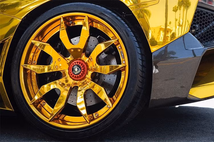 Là một fan trung thành của dòng giày Nike Air, Chris Brown cũng đã từng trang trí một chiếc siêu xe Lamborghini Aventador mạ vàng này theo họa tiết rằn ri camo theo đôi giày mà anh yêu thích. Trên chiếc Aventador màu vàng này, một lần nữa logo của Nike lại xuất hiện ở 2 bên cửa xe.