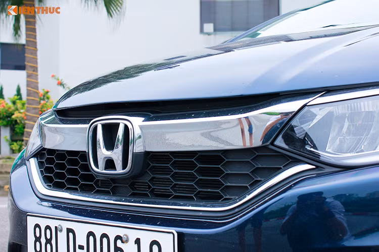 Về tổng thể nếu chỉ nhìn lướt qua, rõ ràng City 2017 không có nhiều thay đổi lớn. Nhưng khi soi kỹ hơn thì mỗi góc nhìn của City mới đều được điểm thêm các chi tiết cách tân đầy sắc xảo. Cụ thể ở phần đầu xe với ca lăng và cảm trước được cải tiến gọn hơn, lưới tản nhiệt thiết kế dạng tổ ong cũng thanh thoát hơn so với phiên bản cũ.