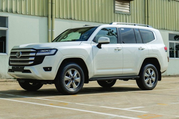 Cùng nắm giữ vị trí thứ 9 là Kia Soluto và Toyota Land Cruiser với doanh số đều là 19 xe. Cũng như Alphard, Toyota Land Cruiser vốn không phải là mẫu xe có doanh số cao tại Việt Nam vì giá trên 4 tỷ đồng, chưa kể "tiền lạc" tại đại lý.