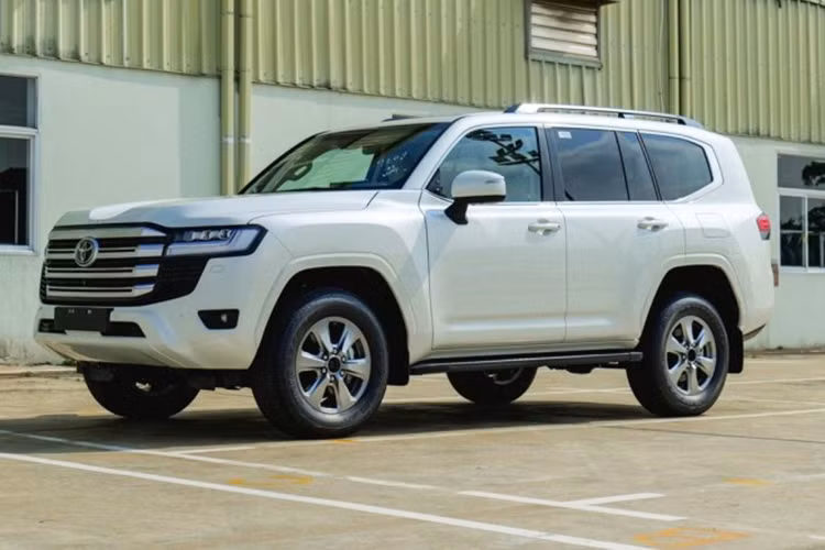 Cùng nắm giữ vị trí thứ 9 là Kia Soluto và Toyota Land Cruiser với doanh số đều là 19 xe. Cũng như Alphard, Toyota Land Cruiser vốn không phải là mẫu xe có doanh số cao tại Việt Nam vì giá trên 4 tỷ đồng, chưa kể "tiền lạc" tại đại lý.