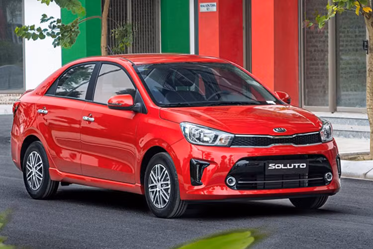 Trái ngược với Toyota Land Cruiser là Kia Soluto - một mẫu sedan hạng B giá rẻ. Có vẻ như giá bán thấp cũng không thể che lấp được những nhược điểm của Kia Soluto như thiết kế và trang bị kém hấp dẫn.