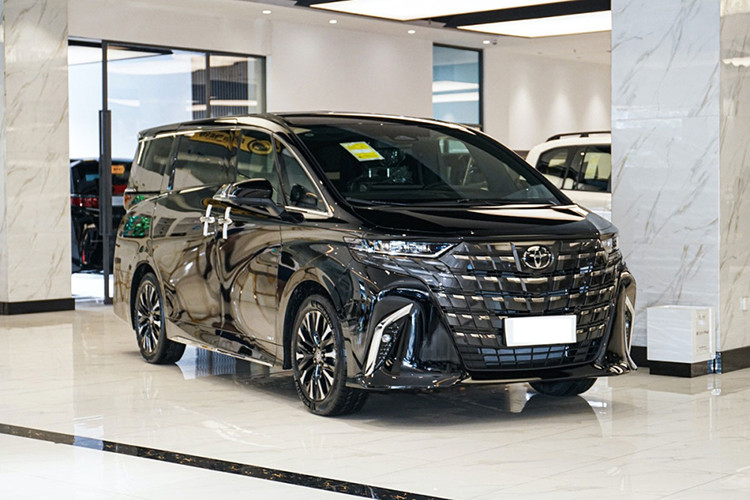 Vị trí thứ 2 trong top 10 thuộc về Toyota Alphard với doanh số chỉ 5 chiếc. Sự xuất hiện của mẫu MPV hạng sang này trong top 10 không có gì bất ngờ. Với giá bán hơn 4 tỷ đồng, Toyota Alphard không phải là mẫu xe dành cho đại chúng.