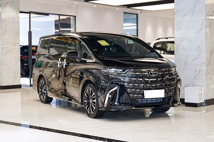 Vị trí thứ 2 trong top 10 thuộc về Toyota Alphard với doanh số chỉ 5 chiếc. Sự xuất hiện của mẫu MPV hạng sang này trong top 10 không có gì bất ngờ. Với giá bán hơn 4 tỷ đồng, Toyota Alphard không phải là mẫu xe dành cho đại chúng.