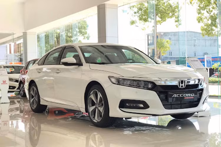 Tiếp theo đó là Honda Accord với doanh số chỉ 12 xe. Không chỉ lọt top bán kém nhất thị trường, Accord còn đứng cuối phân khúc sedan hạng D tại Việt Nam về mặt doanh số do giá cao và ít phiên bản. Tuy nhiên, nếu so với tháng 1/2021 thì mẫu sedan hạng D này lại tăng trưởng.