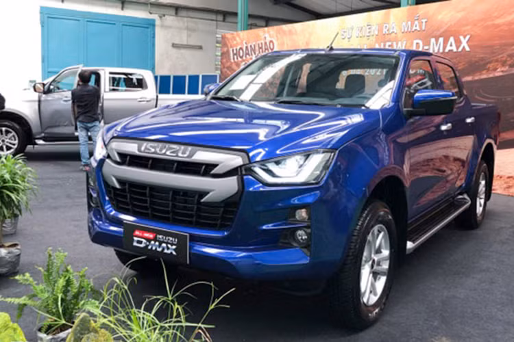Đứng ngay phía sau mu-X là người anh em cùng thương hiệu Isuzu D-Max. Mẫu xe bán tải này chỉ bán được 11 xe cho khách hàng Việt trong tháng Tết. Tương tự Mu-X, Isuzu D-Max cũng là gương mặt quen thuộc trong top xe bán kém này.