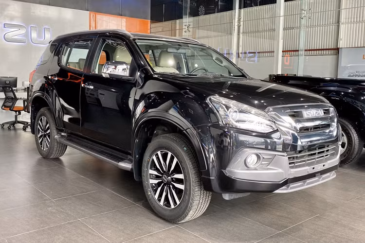 Đứng thứ 3 là mẫu SUV hạng trung Isuzu mu-X với doanh số đúng 6 chiếc. Đây cũng là cái tên quen thuộc của top những mẫu xe bán chậm nhất thị trường Việt Nam trong từng tháng.