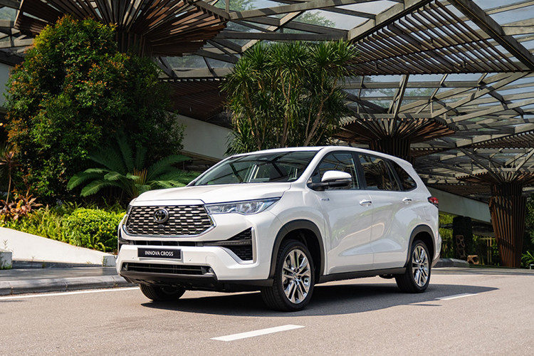 Mẫu xe đứng cuối cùng trong top 10 là Toyota Innova Cross với doanh số chỉ 24 xe. Mẫu xe này lọt top không phải vì sức bán kém mà vì nguồn cung. Được biết, nguồn cung của Toyota Innova Cross tại đại lý hiện khá hạn chế, dẫn đến doanh số thấp.