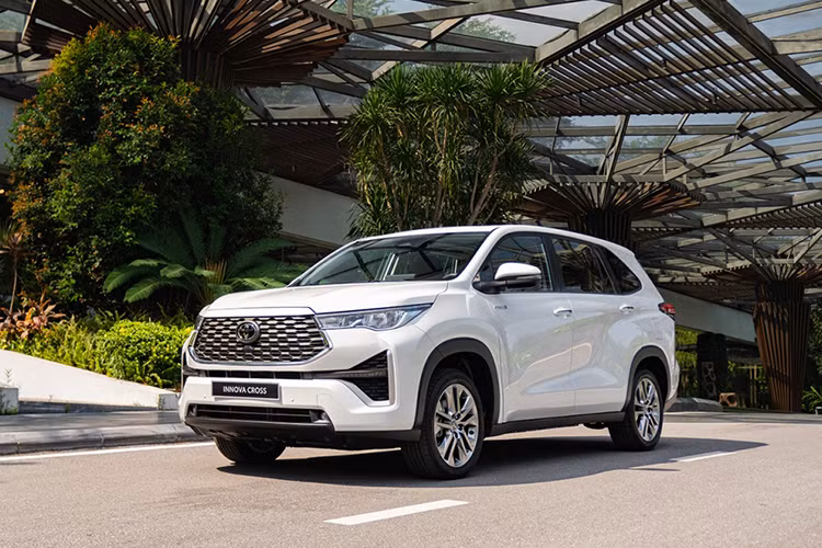 Mẫu xe đứng cuối cùng trong top 10 là Toyota Innova Cross với doanh số chỉ 24 xe. Mẫu xe này lọt top không phải vì sức bán kém mà vì nguồn cung. Được biết, nguồn cung của Toyota Innova Cross tại đại lý hiện khá hạn chế, dẫn đến doanh số thấp.