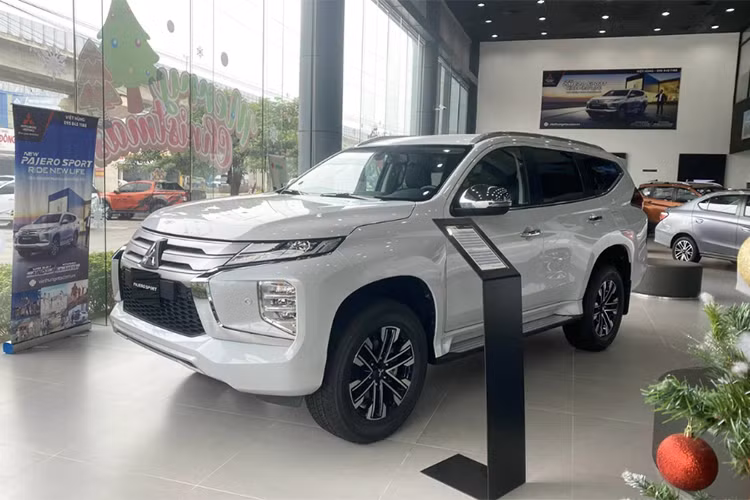 Vị trí thứ 6 thuộc về Mitsubishi Pajero Sport với doanh số chỉ 13 xe. Đây cũng là lần khá hiếm hoi mẫu xe này lọt top 10 xe bán kém nhất thị trường.