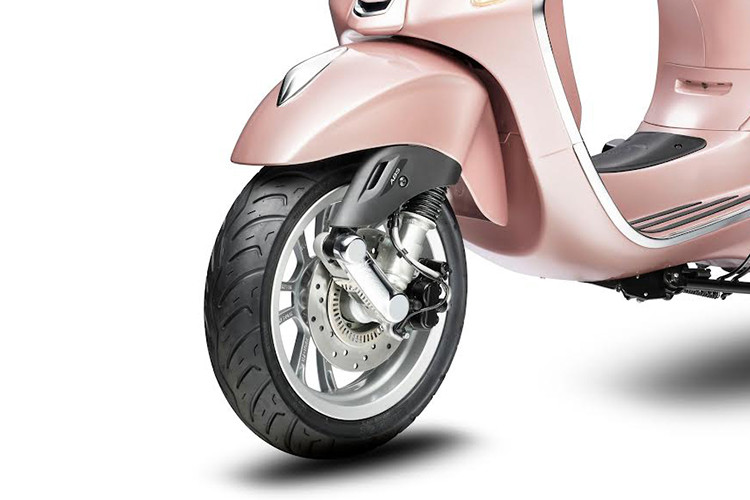 Vespa Primavera được trang bị vành bánh xe 12 inch 5 chấu hợp kim nhôm mang lại tính ổn định cao, cải thiện độ an toàn và khả năng bám đường vượt trội trên mọi bề mặt và mọi điều kiện đường xá.
