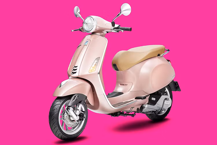 Động cơ 4 thì được trang bị hệ thống phun xăng điện tử, 3 van cho phép mẫu xe này có khả năng sản sinh công suất tối đa 10,6 mã lực tại vòng tua 7.700 vòng/phút và mô-men xoắn cực đại đạt 10,4Nm tại 4.000 vòng/phút. Giá xe Vespa Primavera Pink Rosa từ 75,1 triệu đồng (đã bao gồm VAT).