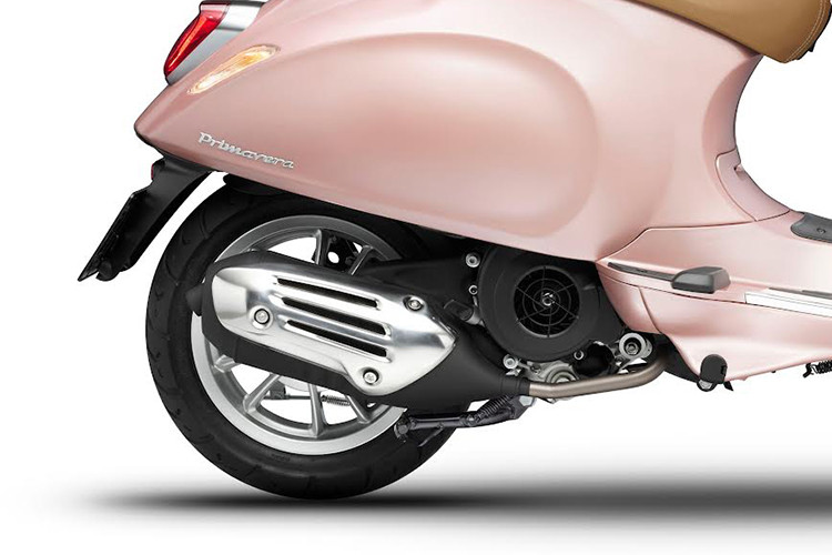 Các phiên bản Primavera đều được trang bị hệ thống chống trộm (Immobilizer), phanh đĩa trước ABS và hệ thống đèn LED hiện đại trước và sau là điểm nhấn về thiết kế thời thượng và trải nghiệm lái xe an toàn hơn. 