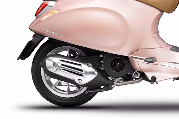 Các phiên bản Primavera đều được trang bị hệ thống chống trộm (Immobilizer), phanh đĩa trước ABS và hệ thống đèn LED hiện đại trước và sau là điểm nhấn về thiết kế thời thượng và trải nghiệm lái xe an toàn hơn. 