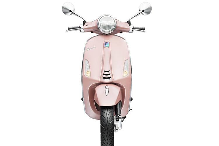 Tổng thế Vespa Primavera màu hồng hoa hồng được toát lên vẻ thời trang và sang trọng, nữ tính nhưng hiện đại và không hề nhàm chán nhờ hệ thống đèn LED hai tầng.