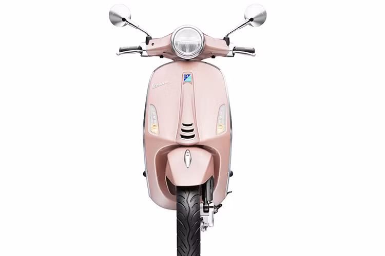 Tổng thế Vespa Primavera màu hồng hoa hồng được toát lên vẻ thời trang và sang trọng, nữ tính nhưng hiện đại và không hề nhàm chán nhờ hệ thống đèn LED hai tầng.