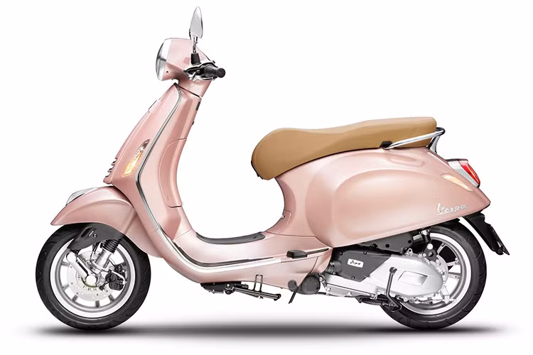 Vẫn giữ nguyên những nét thiết kế đặc trưng của một chiếc xe ga Vespa Primavera sang chảnh, chiếc xe được khoác lên mình lớp sơn màu hồng tinh tế, kết hợp với yên xe da màu nâu cổ điển và những đường viền mạ chrome. 