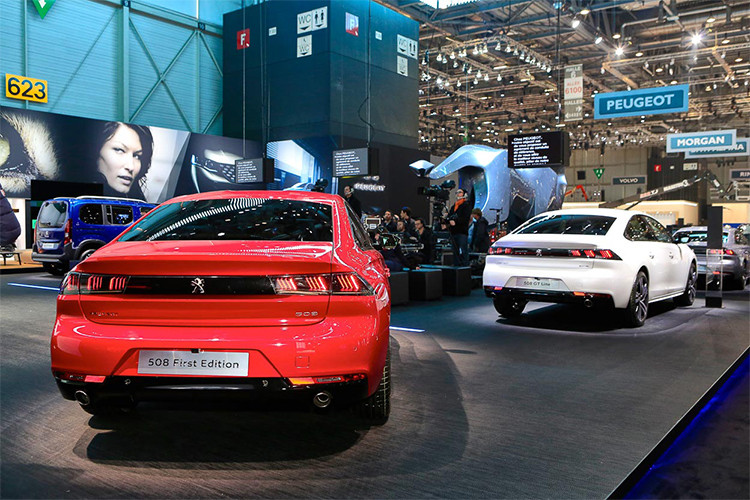 Khoang hành lý trên mẫu xe này giờ đã tăng từ 473 lít lên 485 lít. Không gian để chân hàng ghế sau cũng rộng hơn 30 mm và khoảng để tay rộng hơn 50 mm. Về động cơ, Peugeot sẽ cung cấp 5 phiên bản để lựa chọn.