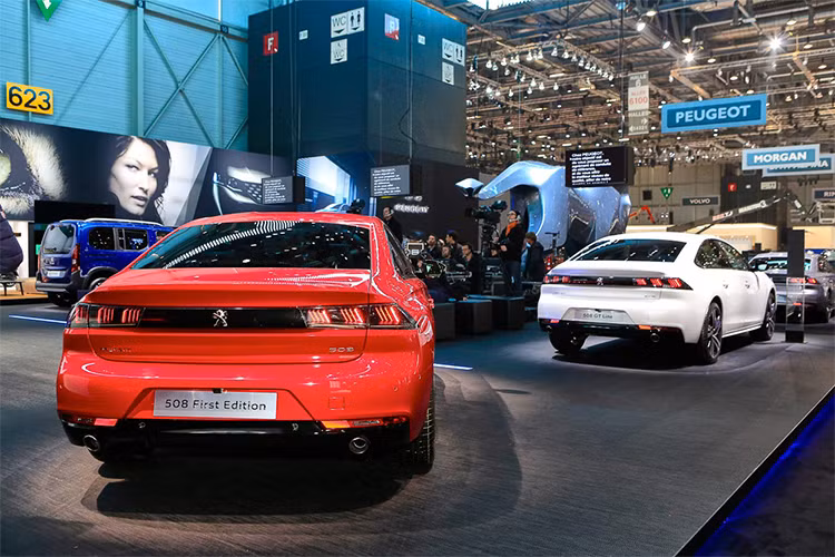 Khoang hành lý trên mẫu xe này giờ đã tăng từ 473 lít lên 485 lít. Không gian để chân hàng ghế sau cũng rộng hơn 30 mm và khoảng để tay rộng hơn 50 mm. Về động cơ, Peugeot sẽ cung cấp 5 phiên bản để lựa chọn.