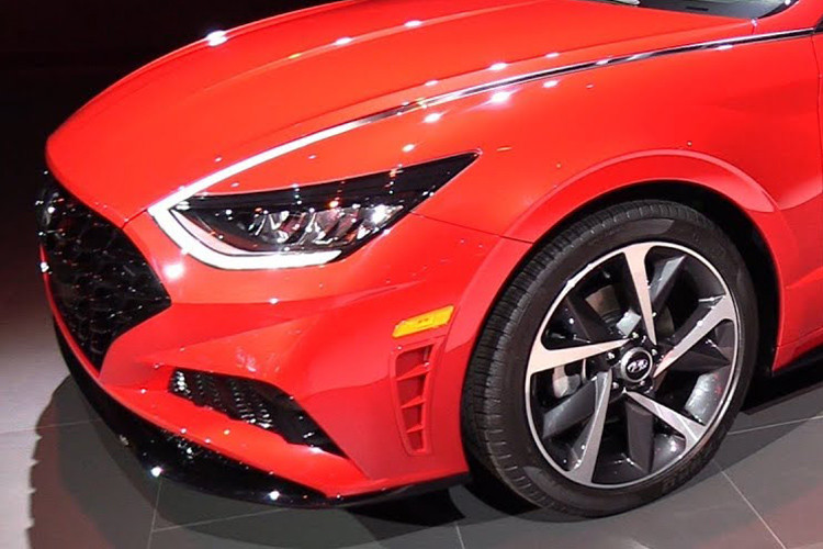 Tuy nhiên, cụm đèn pha của xe vẫn chưa thể đặc biệt bằng dải đèn LED định vị ban ngày. Cụ thể, dải đèn LED này kéo dài từ cụm đèn pha lên nắp capô, nối với chân kính mạ crôm. Chi tiết này được gọi bằng cái tên Hidden Lighting Lamps. Khi không được bật lên, dải đèn LED định vị ban ngày này trông giống thanh mạ crôm thông thường.