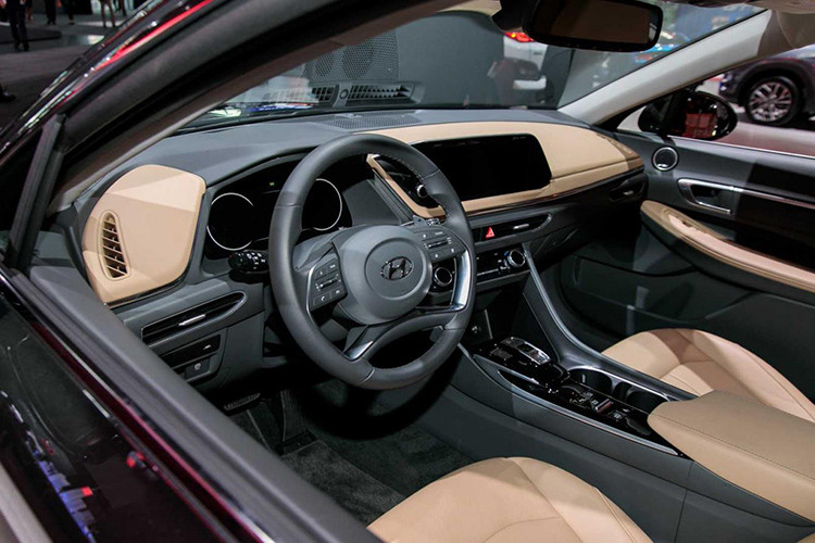 Bên trong Hyundai Sonata 2020 là nội thất trông khá xa hoa đối với một mẫu sedan cỡ D. Điểm nhấn trong thiết kế nội thất của xe bao gồm mặt táp-lô trông như đang trôi trong không khí nhờ cách phối màu thông minh và thiết kế tối giản, vô lăng nhỏ gọn hơn cùng cửa gió điều hòa mượt mà. Đặc biệt, xe được trang bị nút bấm chuyển số Shift by Wire tương tự Hyundai Palisade 2020 để thay cho cần số truyền thống.