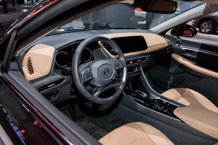 Bên trong Hyundai Sonata 2020 là nội thất trông khá xa hoa đối với một mẫu sedan cỡ D. Điểm nhấn trong thiết kế nội thất của xe bao gồm mặt táp-lô trông như đang trôi trong không khí nhờ cách phối màu thông minh và thiết kế tối giản, vô lăng nhỏ gọn hơn cùng cửa gió điều hòa mượt mà. Đặc biệt, xe được trang bị nút bấm chuyển số Shift by Wire tương tự Hyundai Palisade 2020 để thay cho cần số truyền thống.