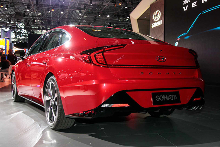 Phía sau Hyundai Sonata 2020 cũng có thiết kế vô cùng độc đáo khi nối liền với nhau bằng một dải thanh mảnh trên nắp cốp theo phong cách của SantaFe 2019 dành cho thị trường Trung Quốc. Cụm đèn hậu có thiết kế hình chữ C liên tưởng đến Hyundai Elantra 2019. Cuối cùng, đèn sương mù /phản quang bao quanh khu vực lắp biển số trên cản sau.