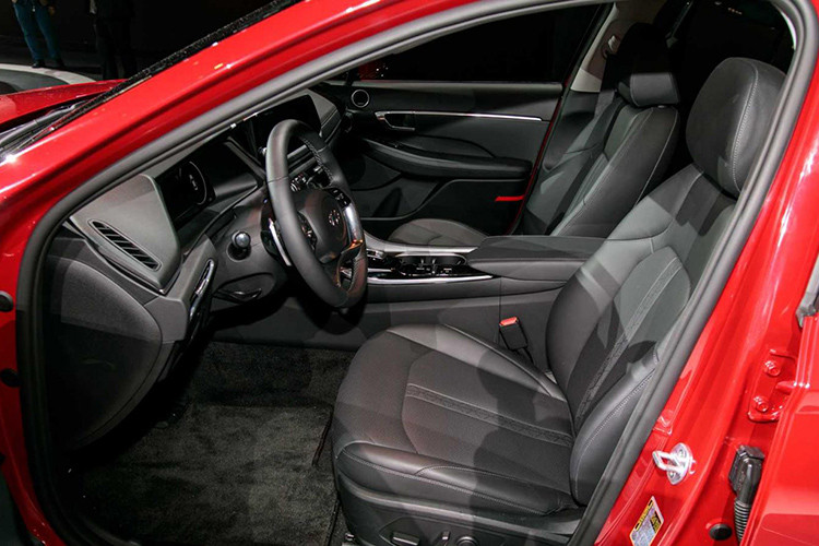 Những trang bị đáng chú ý bên trong Hyundai Sonata 2020 gồm có màn hình full LCD 12,3 inch sau vô lăng, màn hình 10,25 inch của hệ thống thông tin giải trí, hỗ trợ Apple CarPlay/Androidd Auto và định vị. Trong khi đó, sạc điện thoại thông minh không dây Qi, màn hình hiển thị thông tin trên kính chắn gió và công nghệ khóa kỹ thuật số Digital Key chỉ là trang bị tùy chọn.