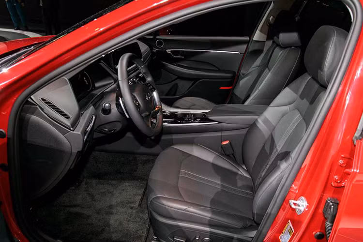 Những trang bị đáng chú ý bên trong Hyundai Sonata 2020 gồm có màn hình full LCD 12,3 inch sau vô lăng, màn hình 10,25 inch của hệ thống thông tin giải trí, hỗ trợ Apple CarPlay/Androidd Auto và định vị. Trong khi đó, sạc điện thoại thông minh không dây Qi, màn hình hiển thị thông tin trên kính chắn gió và công nghệ khóa kỹ thuật số Digital Key chỉ là trang bị tùy chọn.