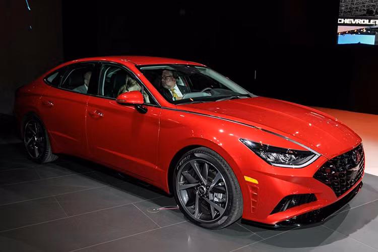  Hyundai Sonata 2020 mới được phát triển dựa trên cơ sở gầm bệ mới, mang đến thiết kế thấp, rộng và thể thao hơn trước. Trên thực tế, chiều cao của Hyundai Sonata 2020 đã giảm 30 mm trong khi chiều dài tăng thêm 45 mm. Riêng chiều dài cơ sở của mẫu sedan cỡ trung này tăng 35 mm.