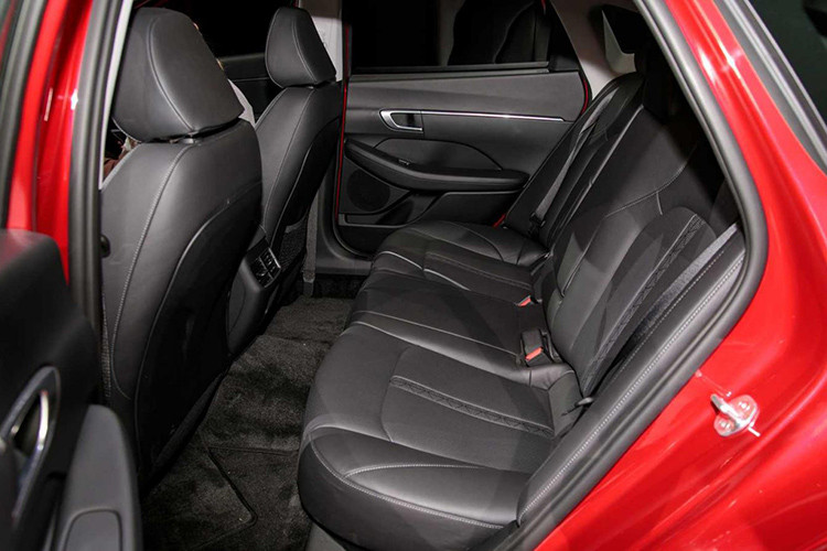 Tại thị trường Mỹ, Hyundai Sonata 2020 tạm thời có 2 tùy chọn động cơ. Thứ nhất là động cơ xăng 4 xi-lanh, tăng áp, dung tích 1,6 lít tiêu chuẩn, tạo ra công suất tối đa 180 mã lực và mô-men xoắn cực đại 264 Nm, tiêu thụ lượng nhiên liệu trung bình 7,59 lít/100 km.