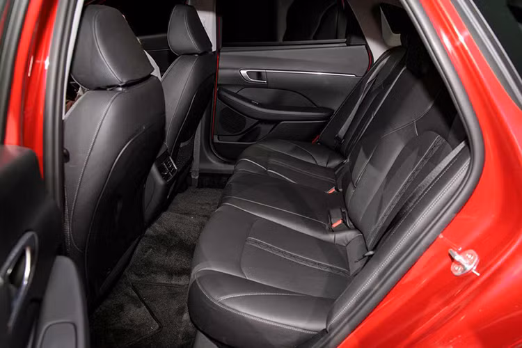 Tại thị trường Mỹ, Hyundai Sonata 2020 tạm thời có 2 tùy chọn động cơ. Thứ nhất là động cơ xăng 4 xi-lanh, tăng áp, dung tích 1,6 lít tiêu chuẩn, tạo ra công suất tối đa 180 mã lực và mô-men xoắn cực đại 264 Nm, tiêu thụ lượng nhiên liệu trung bình 7,59 lít/100 km.