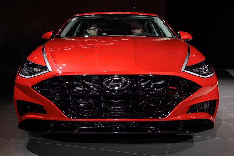 Phần đầu của Hyundai Sonata 2020 xuất hiện lưới tản nhiệt Cascadring Grille nổi bật với những nan mạ crôm nằm ngang được thiết kế đứt quãng. Hãng Hyundai gọi lưới tản nhiệt của Sonata thế hệ mới bằng cái tên riêng là "Digital Pulse Cascading Grille".