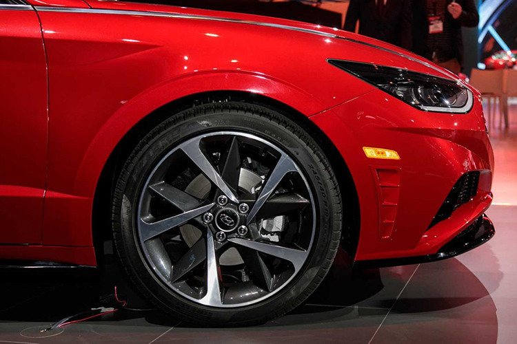 Bên sườn, xe được trang bị kính cửa sổ uốn cong, càng nhấn mạnh thiết kế giống coupe. Bên cạnh đó, Hyundai Sonata 2020 còn đi kèm 2 đường gân nằm song song, gương chiếu hậu theo phong cách lá cờ và hốc bánh hơi loe ra. Tại thị trường Mỹ, mẫu sedan cỡ trung này có các loại vành la-zăng với đường kính 16 inch, 17 inch và 18 inch.