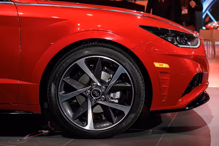 Bên sườn, xe được trang bị kính cửa sổ uốn cong, càng nhấn mạnh thiết kế giống coupe. Bên cạnh đó, Hyundai Sonata 2020 còn đi kèm 2 đường gân nằm song song, gương chiếu hậu theo phong cách lá cờ và hốc bánh hơi loe ra. Tại thị trường Mỹ, mẫu sedan cỡ trung này có các loại vành la-zăng với đường kính 16 inch, 17 inch và 18 inch.