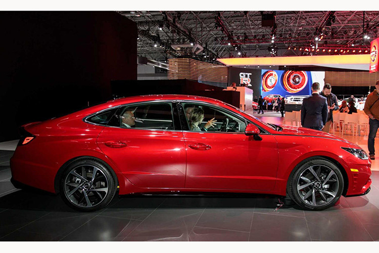 Lấy cảm hứng từ Hyundai Le Fil Rouge Concept ra mắt trong triển lãm Ô tô Geneva 2018, Hyundai Sonata thế hệ thứ 8 được áp dụng ngôn ngữ thiết kế Sensuous Sportiness. Nhờ phong cách thiết kế mới, hệ số lực cản không khí của mẫu xe này giảm xuống còn 0,27 Cd.