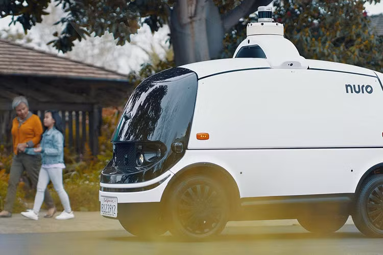 Không giống như các công ty xe tự hành khác, Nuro hướng tới làm xe vận chuyển hàng hoá tự động, không cần người lái. Công nghệ này được thử nghiệm lần đầu từ năm 2017, đã được giới chức Mỹ kiểm định. Từ cuối năm 2020, Nuro đã được cho phép hoạt động vận tải hàng hoá.