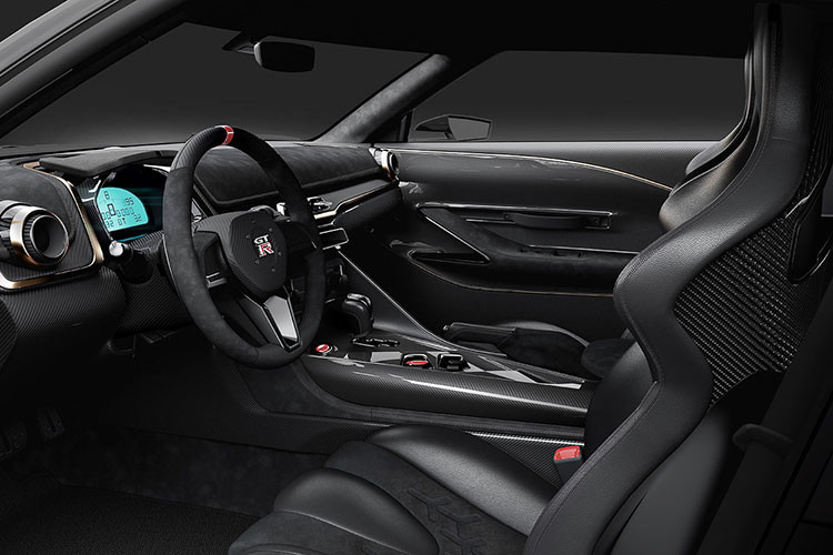 Bên trong, phong cách với các chi tiết được mạ vàng này tiếp tục được khai triển trên một số chi tiết. Màu vàng cùng các mảng sợi carbon cũng đã được nhấn nhá có tính toán ở táp lô, khe điều hòa, cửa sổ...