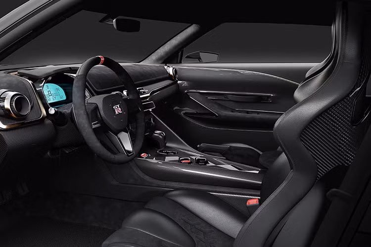 Bên trong, phong cách với các chi tiết được mạ vàng này tiếp tục được khai triển trên một số chi tiết. Màu vàng cùng các mảng sợi carbon cũng đã được nhấn nhá có tính toán ở táp lô, khe điều hòa, cửa sổ...