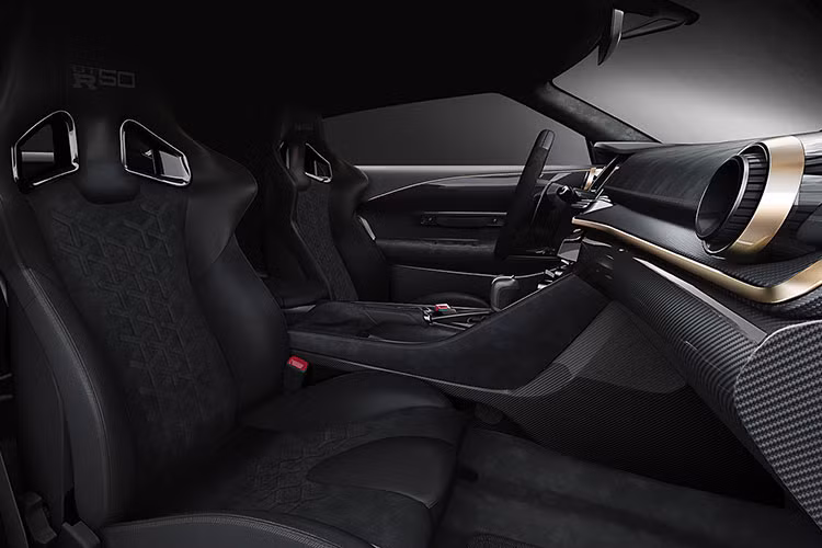 Vô lăng vạt đáy của xe cũng được nhấn ở đầu và nổi bật với logo GT-R chính giữa. Bảng táp lô được bọc Alcantara đen, vô lăng cũng được bọc da Alcantara này, các ghế thể thao dùng da Italian đen