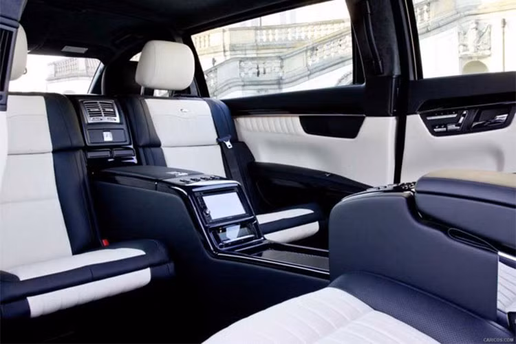 Khoang hành khách được tách biệt với khoang lái, như cách bố trí của hầu hết các mẫu limousine khác. Lớp kính ngăn cách giữa hai khoang này được thiết kế đặc biệt và có thể làm mờ chỉ bằng một nút bấm trên xe khi cần thiết. Nóc xe được thiết kế lại, tăng thêm diện tích sử dụng cho người ngồi bên trong.