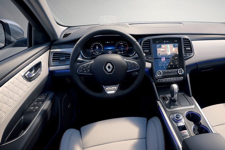 Bước vào bên trong khoang lái, bảng điều khiển trung tâm gây ấn tượng với các chi tiết ốp crôm, đèn chiếu sáng nền với 8 chế độ. Một nâng cấp khác bên trong xe là bảng đồng hồ kỹ thuật số 10.2 inch được trang bị tiêu chuẩn từ bản Intens trở lên, trang bị này đi kèm với hệ thống giải trí Multi-Sense, cho phép người dùng tùy biến màn hình định vị dẫn đường GPS.