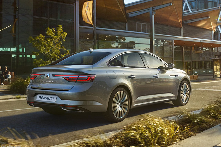 Về ngoại hình mẫu xe sedan Renault Talisman 2020 đã có một số thay đổi dẫn nhận thấy như lưới tản nhiệt mới với nan crôm, cản sốc trước mảnh hơn, hệ thống đèn pha LED mới bắt mắt hơn cùng đèn định vị LED tạo hình chữ C, phiên bản cao cấp sẽ trang bị đèn pha Matrix LED. Renault cho biết công nghệ đèn pha LED mới trên Talisman 2020 giúp tăng tầm nhìn từ 175 mét ở phiên bản cũ lên 220 mét.