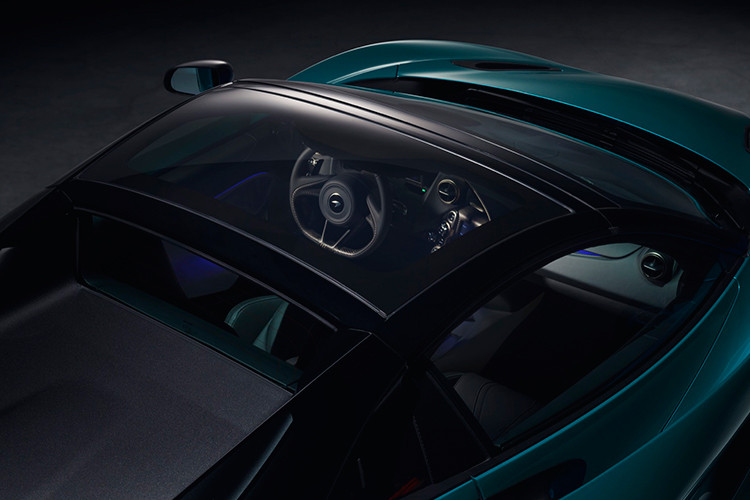 Ngay cả khi mở mui, chiếc siêu xe vẫn có thể đạt tốc độ 320 km/h, tốc độ tối đa là 325 km/h. Khi đóng mui, 720S Spider có thể đạt tốc độ 341 km/h. Ngoài ra, McLaren còn trang bị cho 720S Spider mui xe bằng kính có thể chuyển đổi từ trong suốt sang mờ đục chỉ bằng thao tác ấn nút giúp mang lại cảm giác lái xe thư giãn.