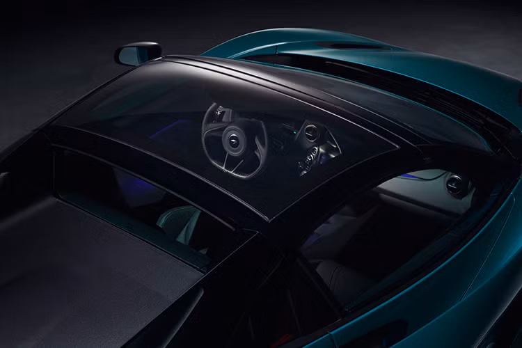 Ngay cả khi mở mui, chiếc siêu xe vẫn có thể đạt tốc độ 320 km/h, tốc độ tối đa là 325 km/h. Khi đóng mui, 720S Spider có thể đạt tốc độ 341 km/h. Ngoài ra, McLaren còn trang bị cho 720S Spider mui xe bằng kính có thể chuyển đổi từ trong suốt sang mờ đục chỉ bằng thao tác ấn nút giúp mang lại cảm giác lái xe thư giãn.